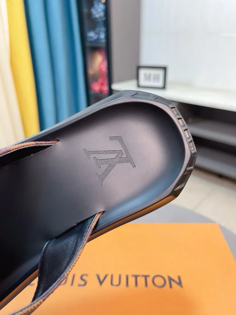 Men's shoes 💰260🌹🌹 (lv-Louis Vuitton) new men's sandals, high-end boutique, exquisite embossed logo decoration on the upper, fine workmanship, super soft soles, casual, loose and comfortable, a must-have in summer! \nsize：38-44